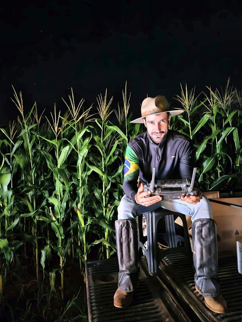 Piloto da Skycrop com o controle remoto do drone, pronto para a aplicação noturna